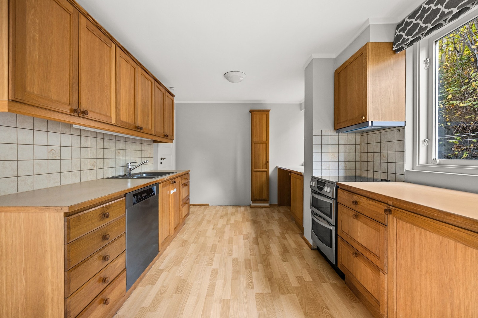 Boligen har et stor kjøkken med Profilerte fronter og benkeplate av laminat. Galleribilde