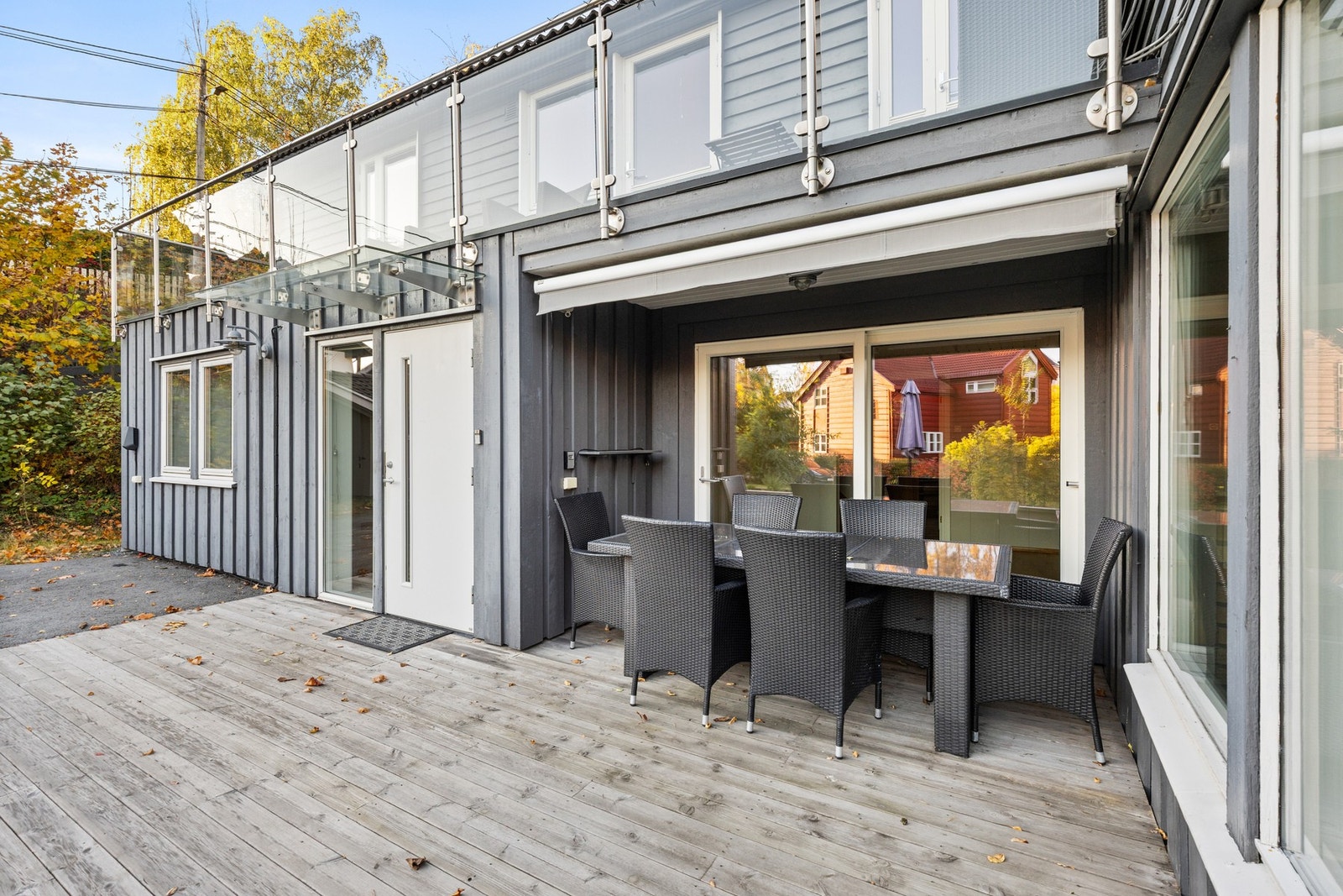 Fra spisestuen har du utgang til en praktisk og solrik terrasse. Galleribilde