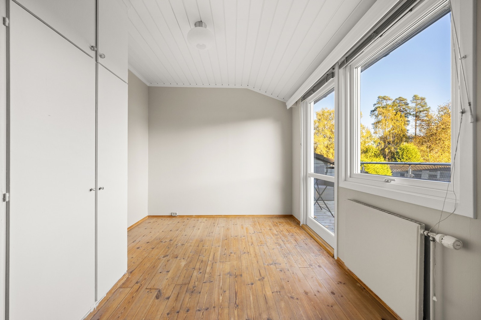 Soverommet har også integrert garderobeskap med gode oppbevaringsmuligheter Galleribilde