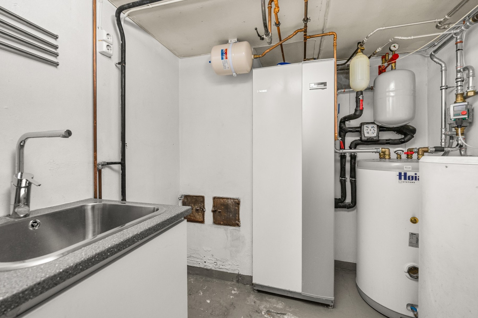 Praktisk vaskerom med god plass til både vask og oppbevaring. Galleribilde