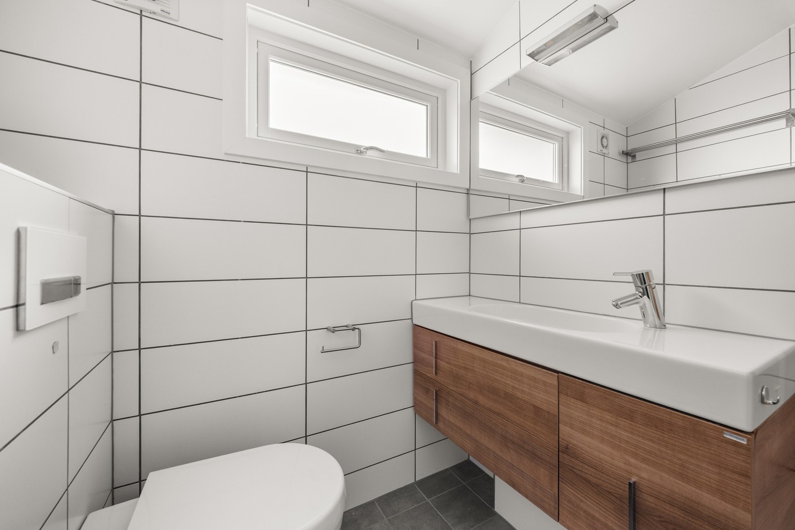 Bad beliggende i 2.etasje med lyse overflater og funksjonelle løsninger. Galleribilde