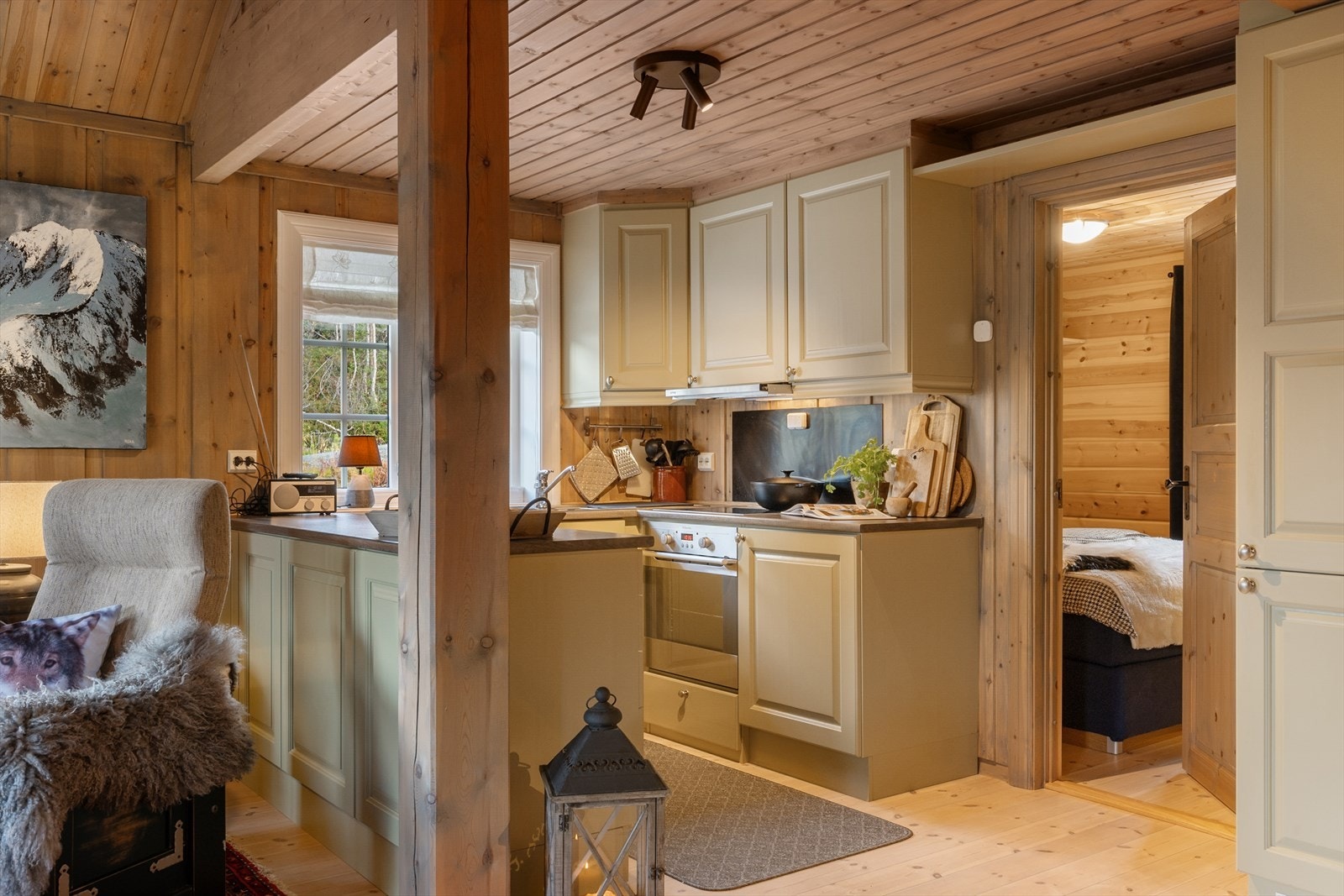 Kjøkkenet er i en behagelig farge, som passer godt inn i hytta. Galleribilde