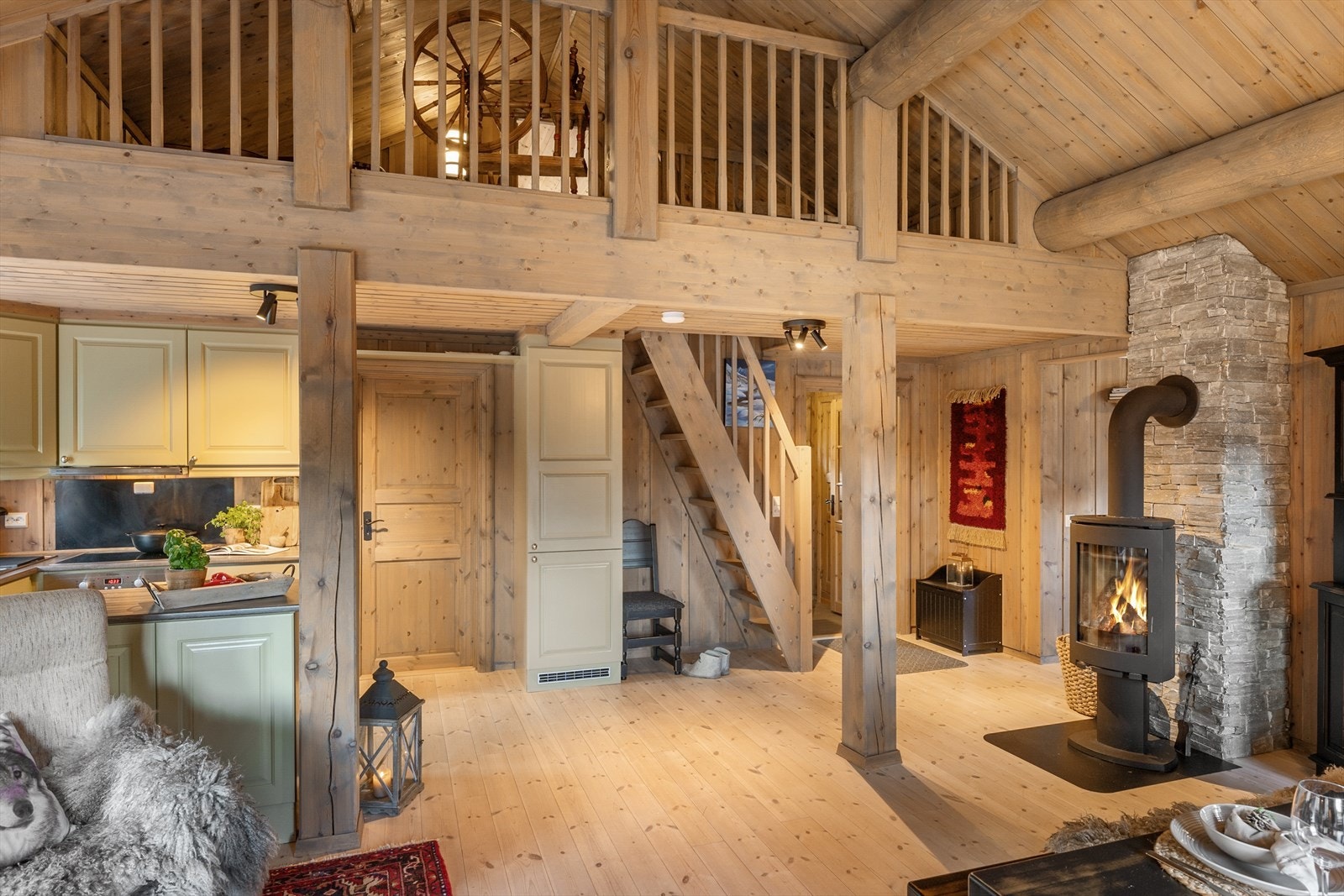 Det er også kjøkken, hems, to bad og tre soverom i hytta. Galleribilde