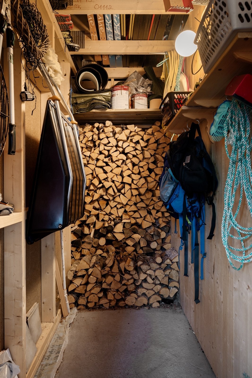 Utvendig vedbod. Galleribilde