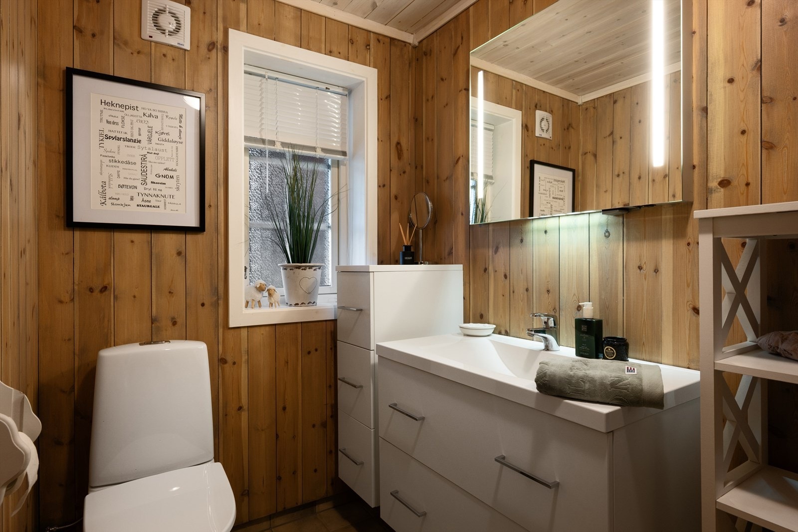 Servant med god plass til oppbevaring. Galleribilde