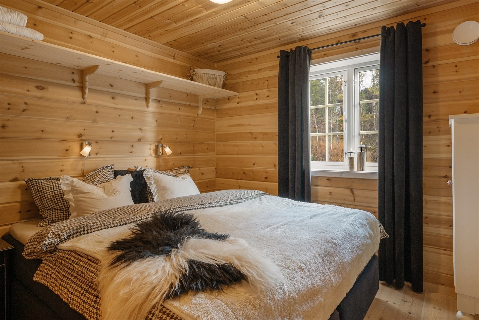 I hovedsoverommet har man god plass til seng av eget ønske. Galleribilde