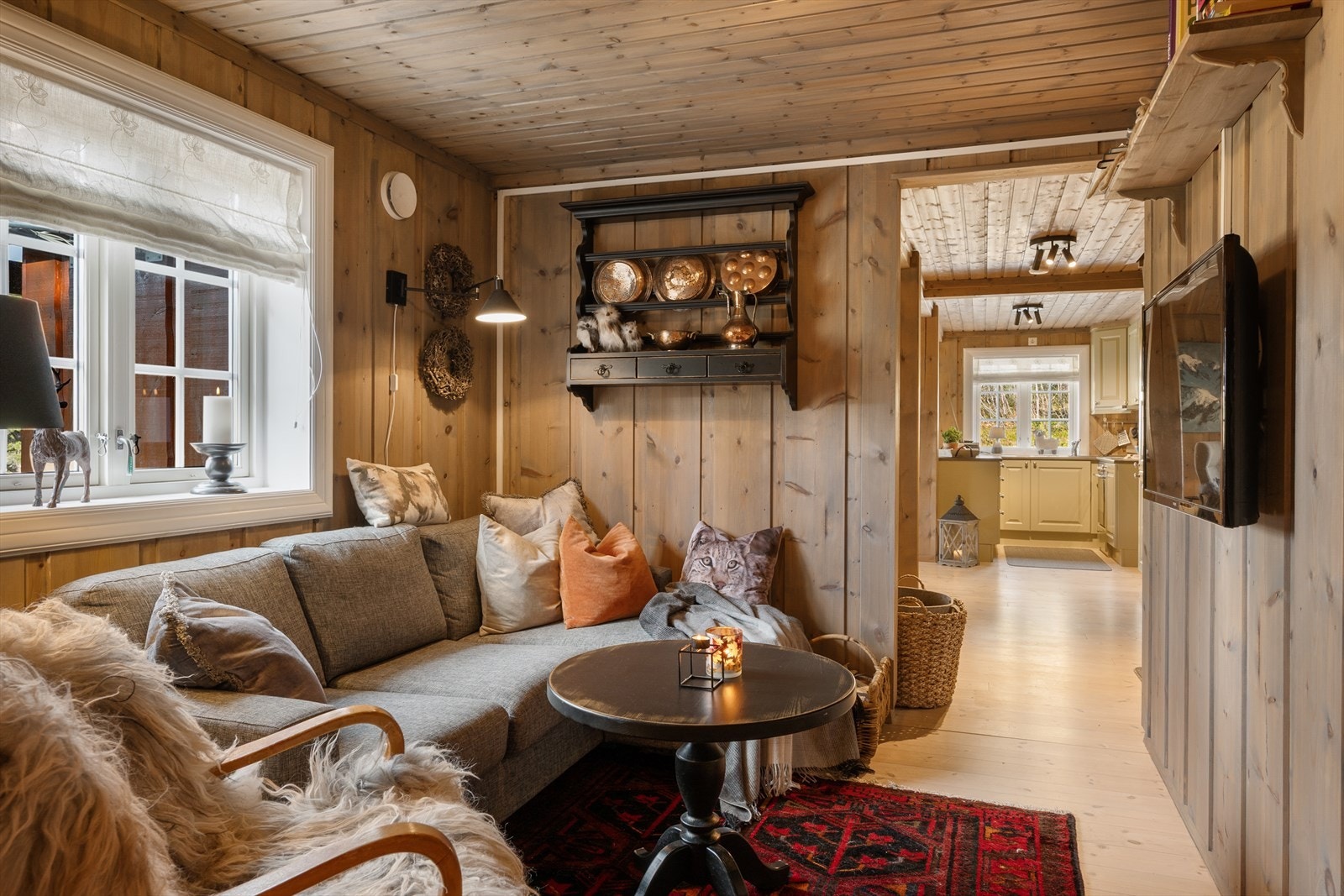 Innenfor stua, spisestue og kjøkkenet er det en TV-stue før man kommer til de to siste soverommene. Galleribilde