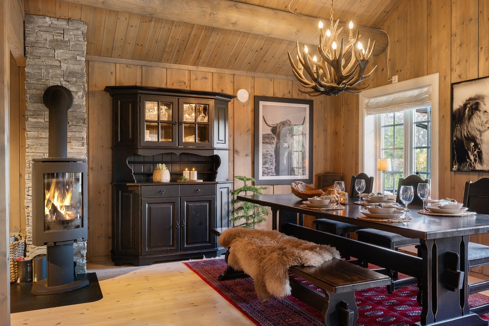 Spisestue fremfor en god vedovn. Galleribilde