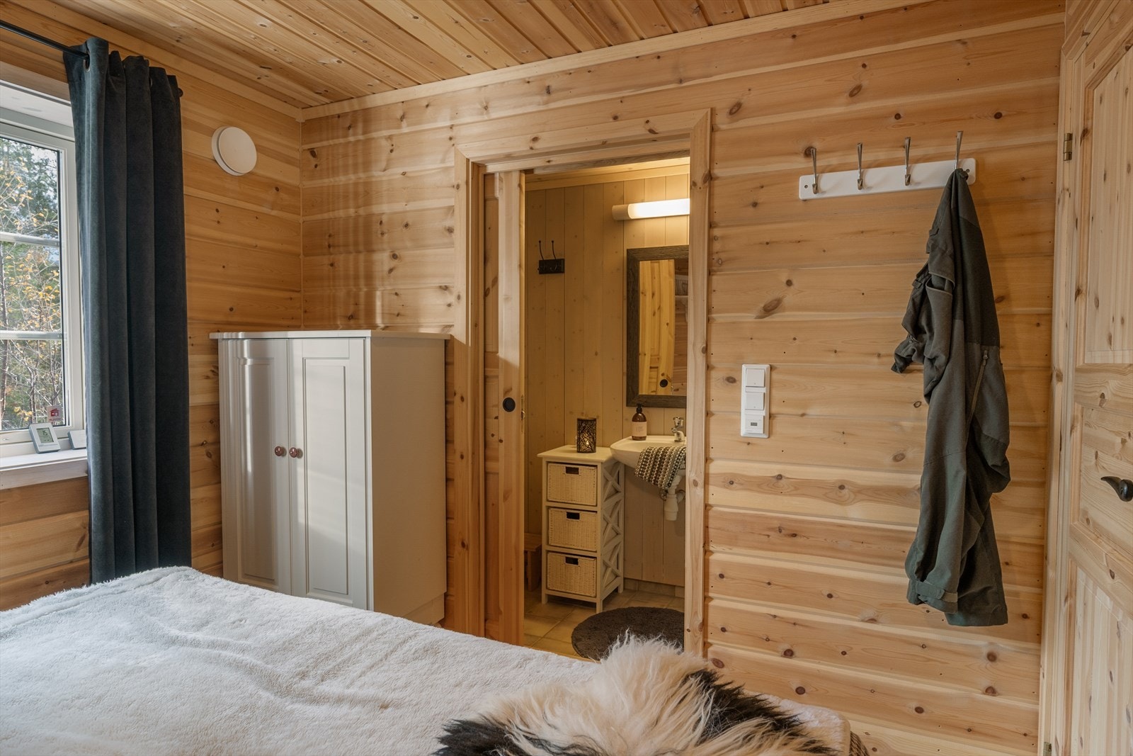 Innenfor hovedsoverommet er det eget bad. Galleribilde