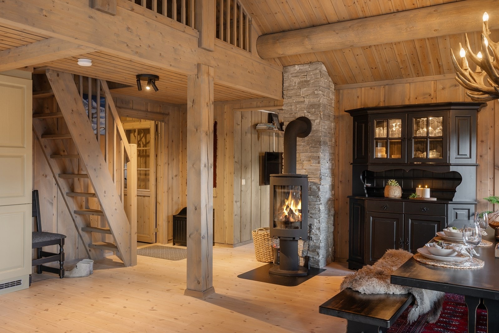 Fra entréen kommer man inn i stua. Galleribilde