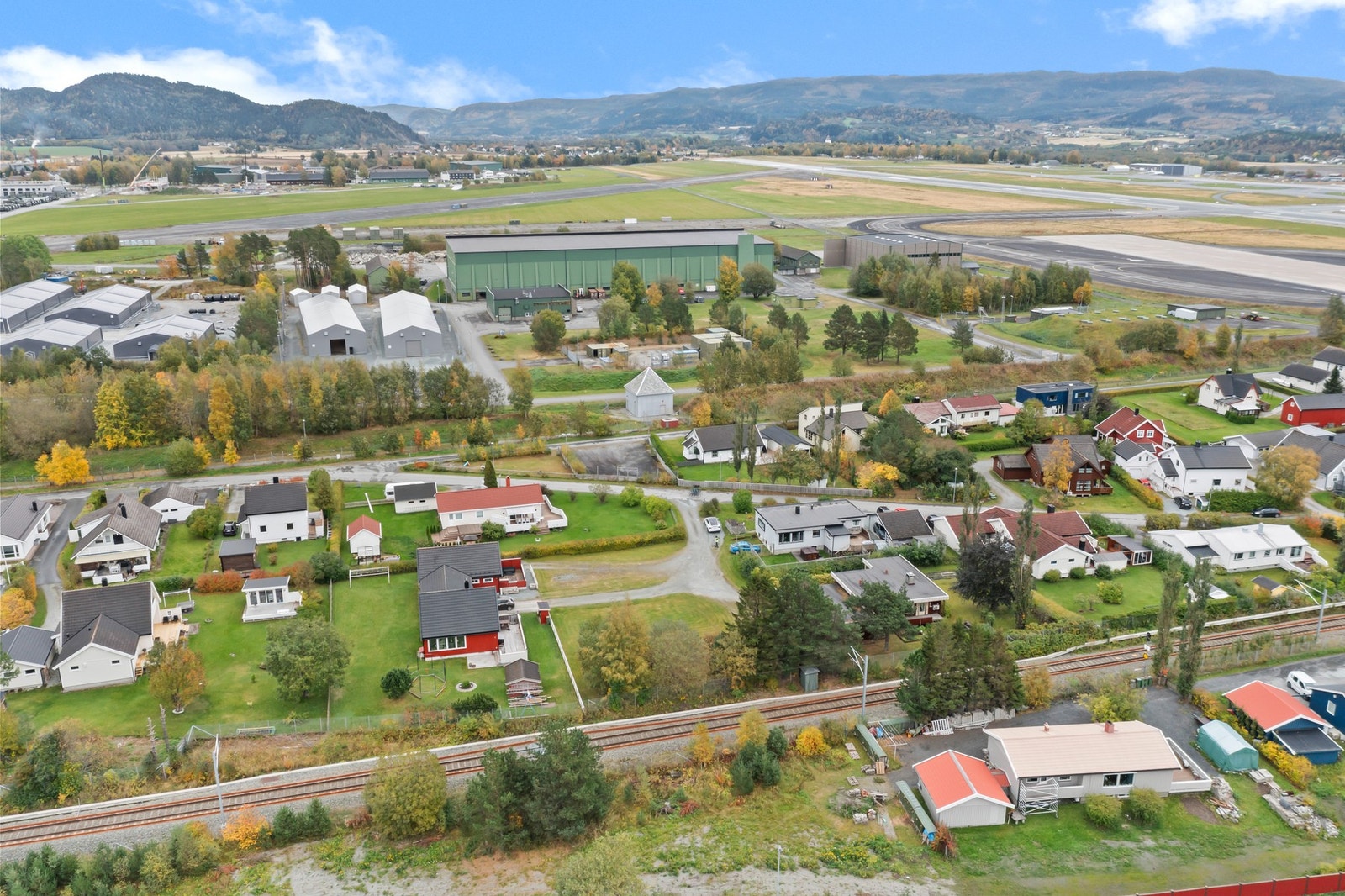 Nyt solen fra morgen til kveld - tomten byr på svært gode solforhold. Galleribilde