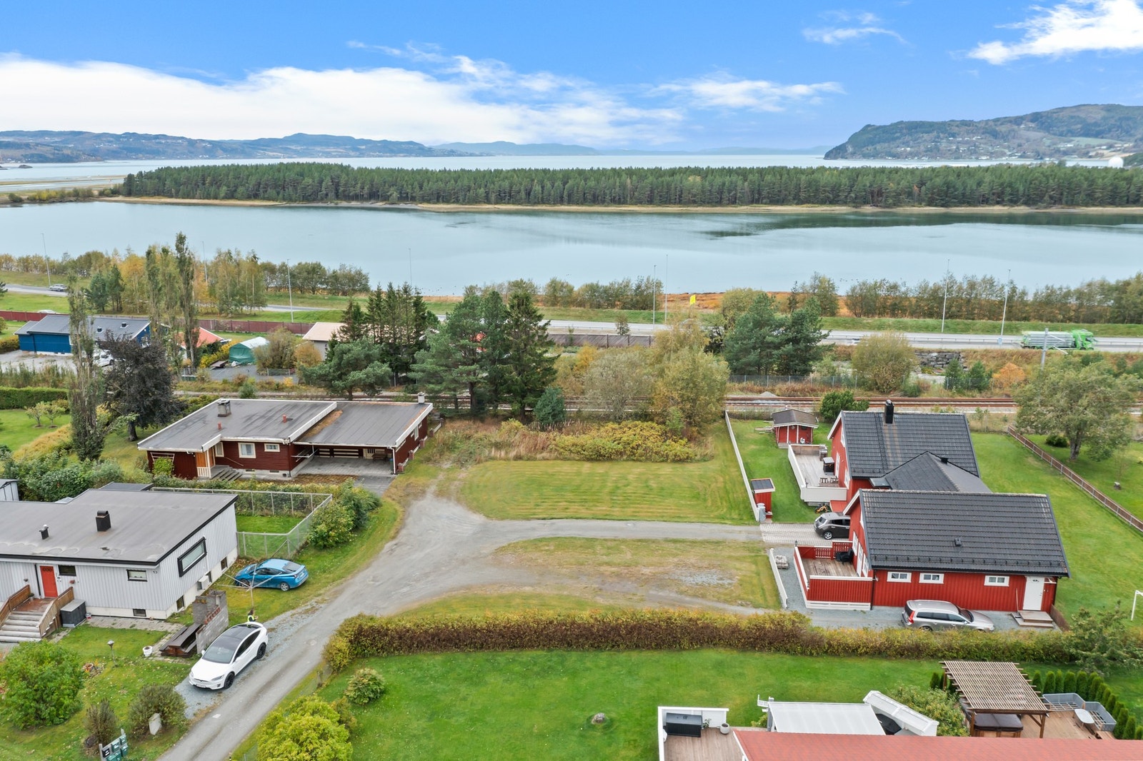 Dronefoto som viser tomtens fulle potensial og størrelse. Galleribilde