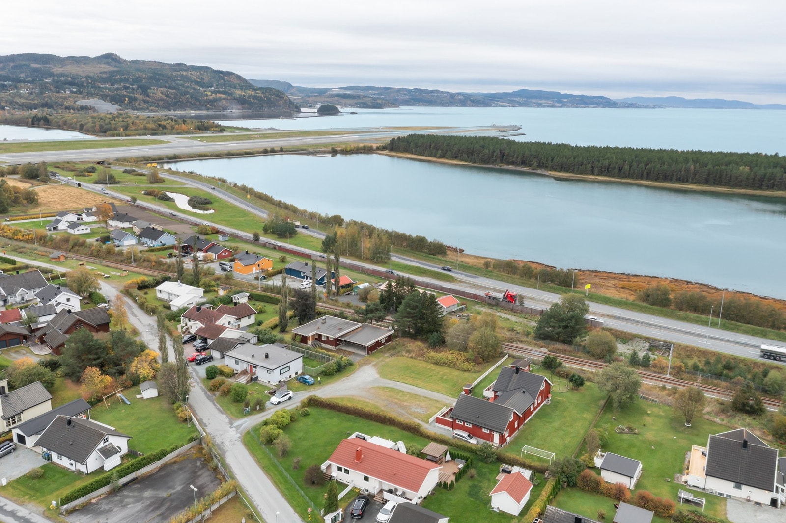 Tomten ligger i et veletablert og barnevennlig område. Galleribilde