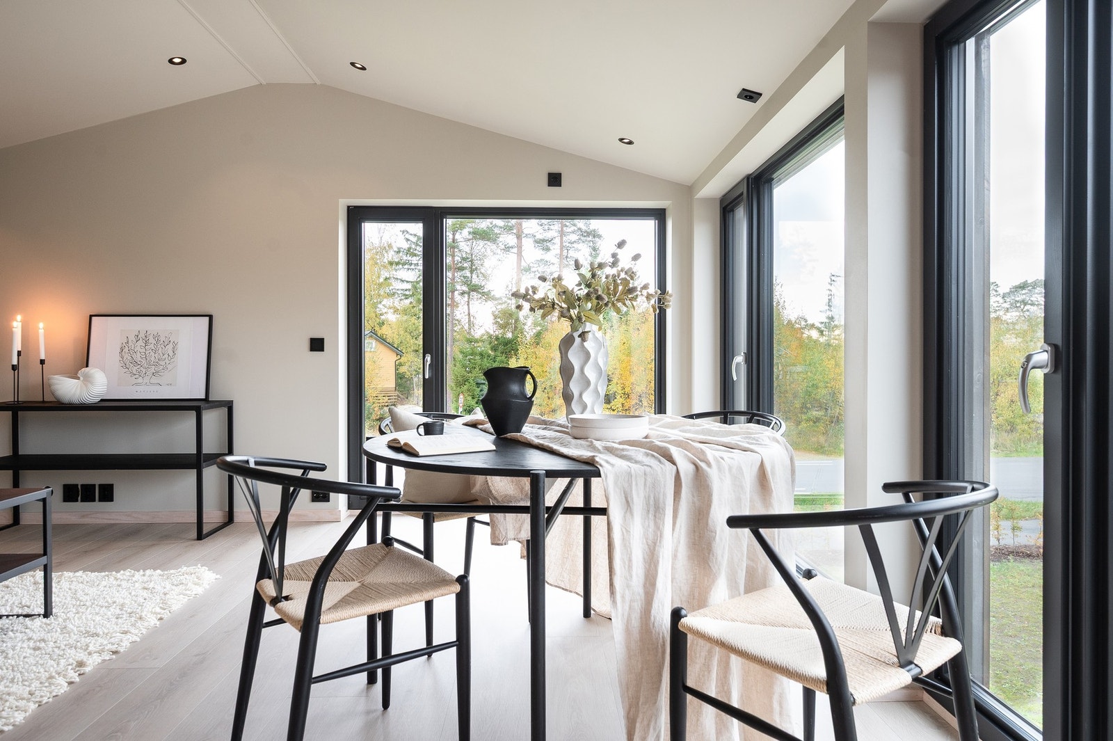 Det er utvendige elektriske screens på vinduene i stuen som skjermer for både sol og innsyn. Galleribilde