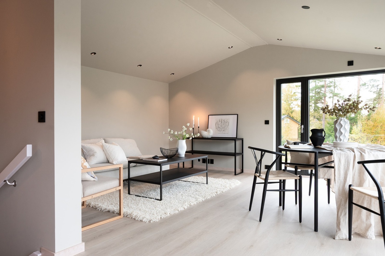 Stuen er lys med store vindusflater - rommet er enkelt å møblere. Galleribilde