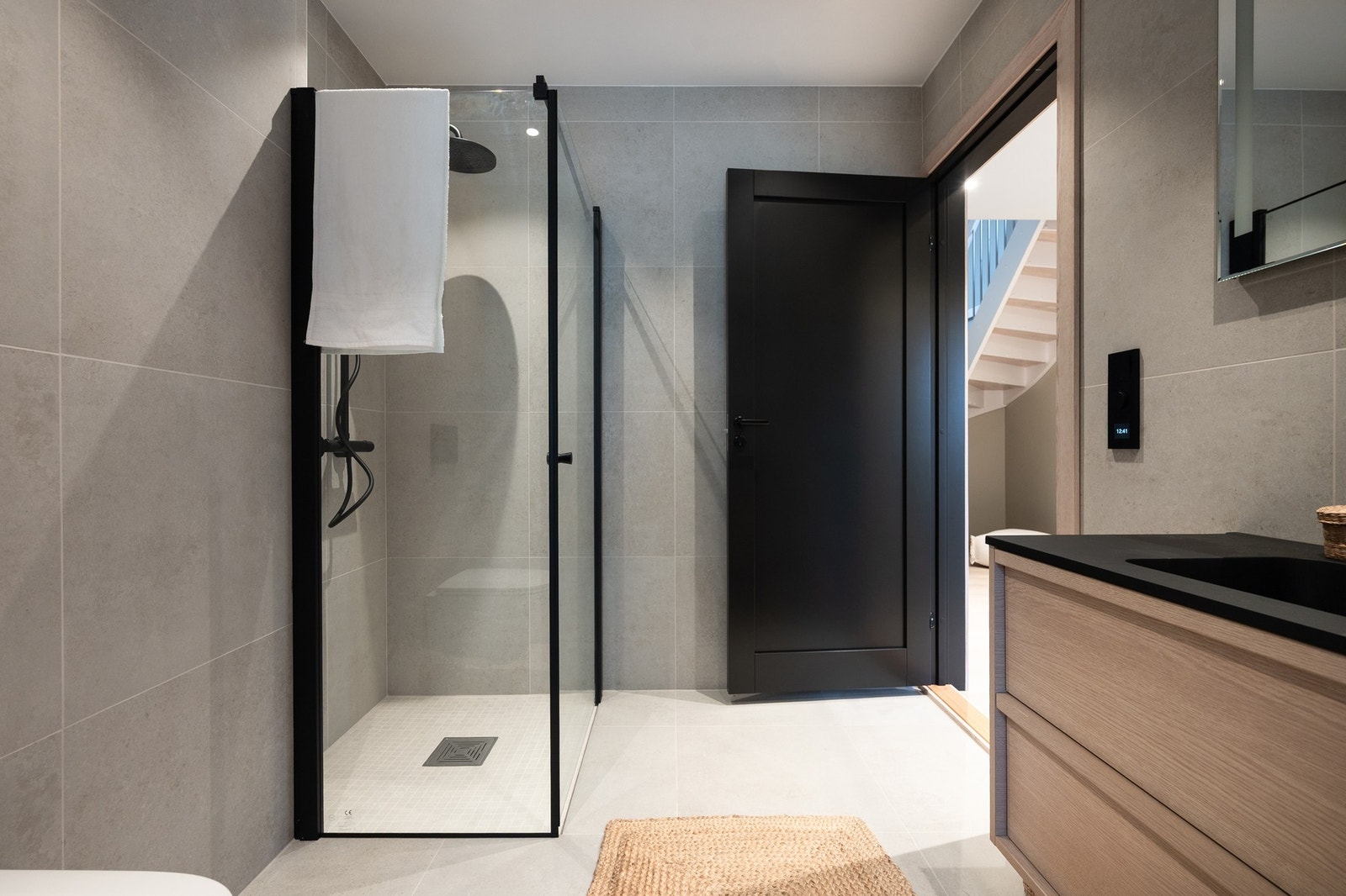 Badet er delikat med stor fliser og sorte detaljer. Badet ligger tilknyttet soverommene. Galleribilde