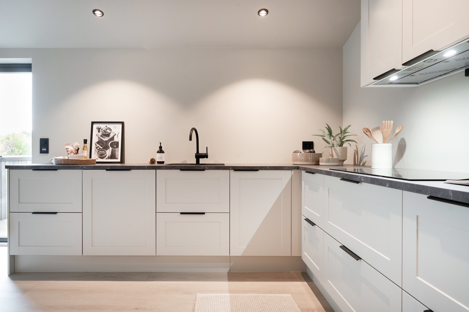 Innredningen inneholder kjøl- og fryserskap, oppvaskmaskin, mikoovn, komfyr og koketopp. Galleribilde