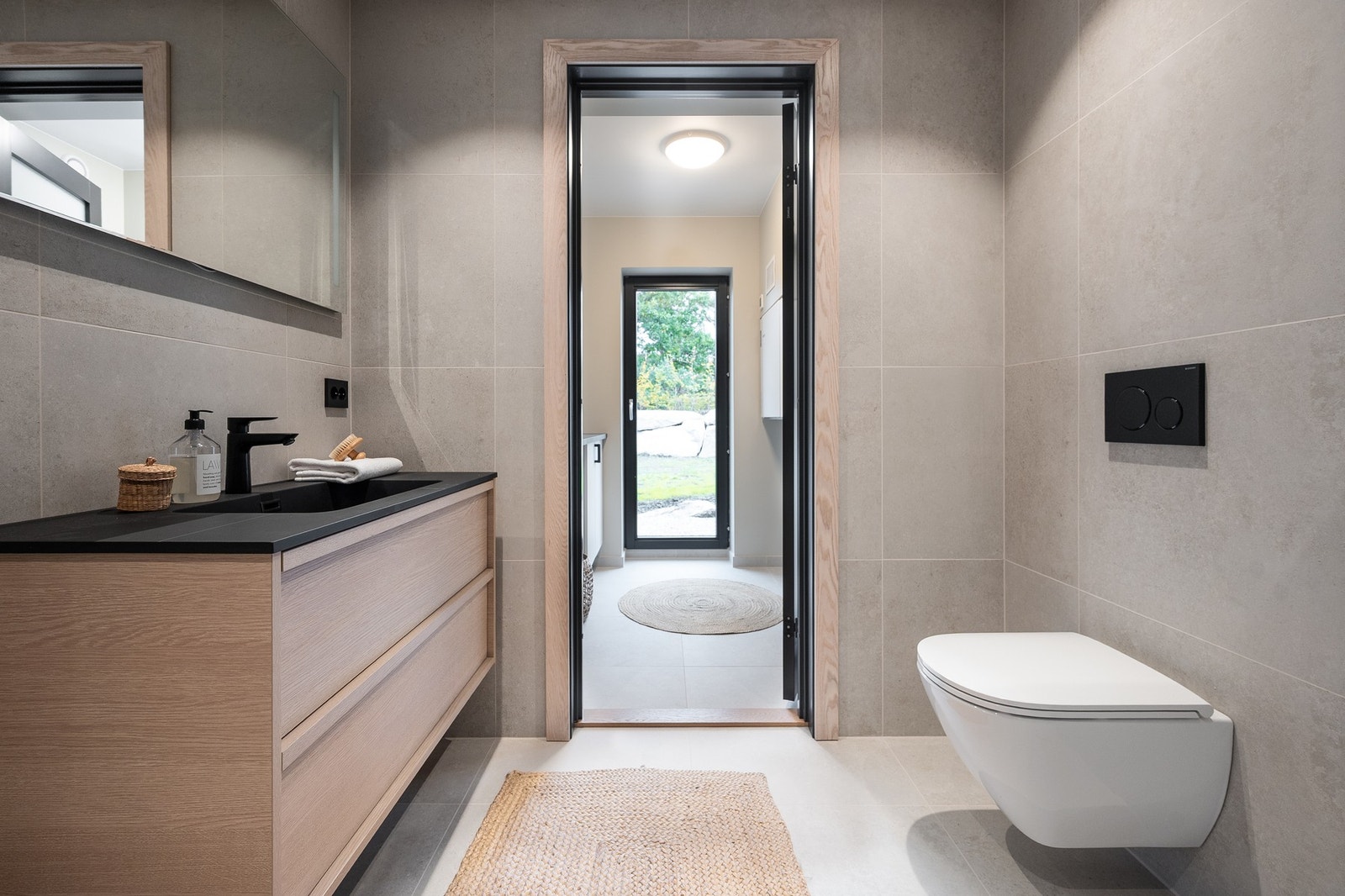 Rommet er innredet med servantinnredning, speil med lys, toalett og dusj med glassdører. Galleribilde