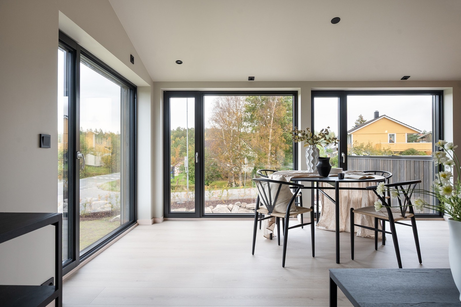 Downlights i tak og gulvvarme i begge etasjene. Galleribilde