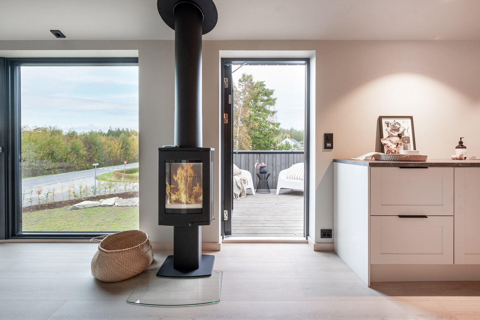 Peisen har en iøyenfallende plassering - midt i rommet når man kommer opp trappen. Galleribilde