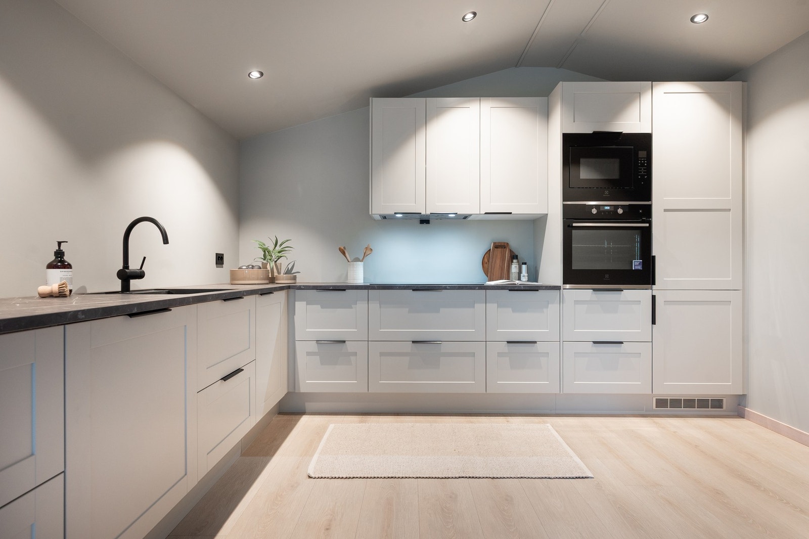 Kjøkkenet er fra Norema type Sigun beige. Det har profilerte fronter og god plass til oppbevaring. Galleribilde