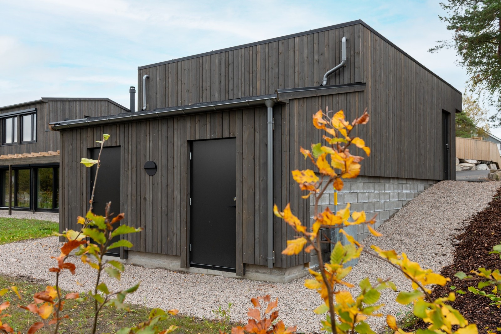 Boligen har utebod, ca. 5 kvm, bak garasjen. Galleribilde