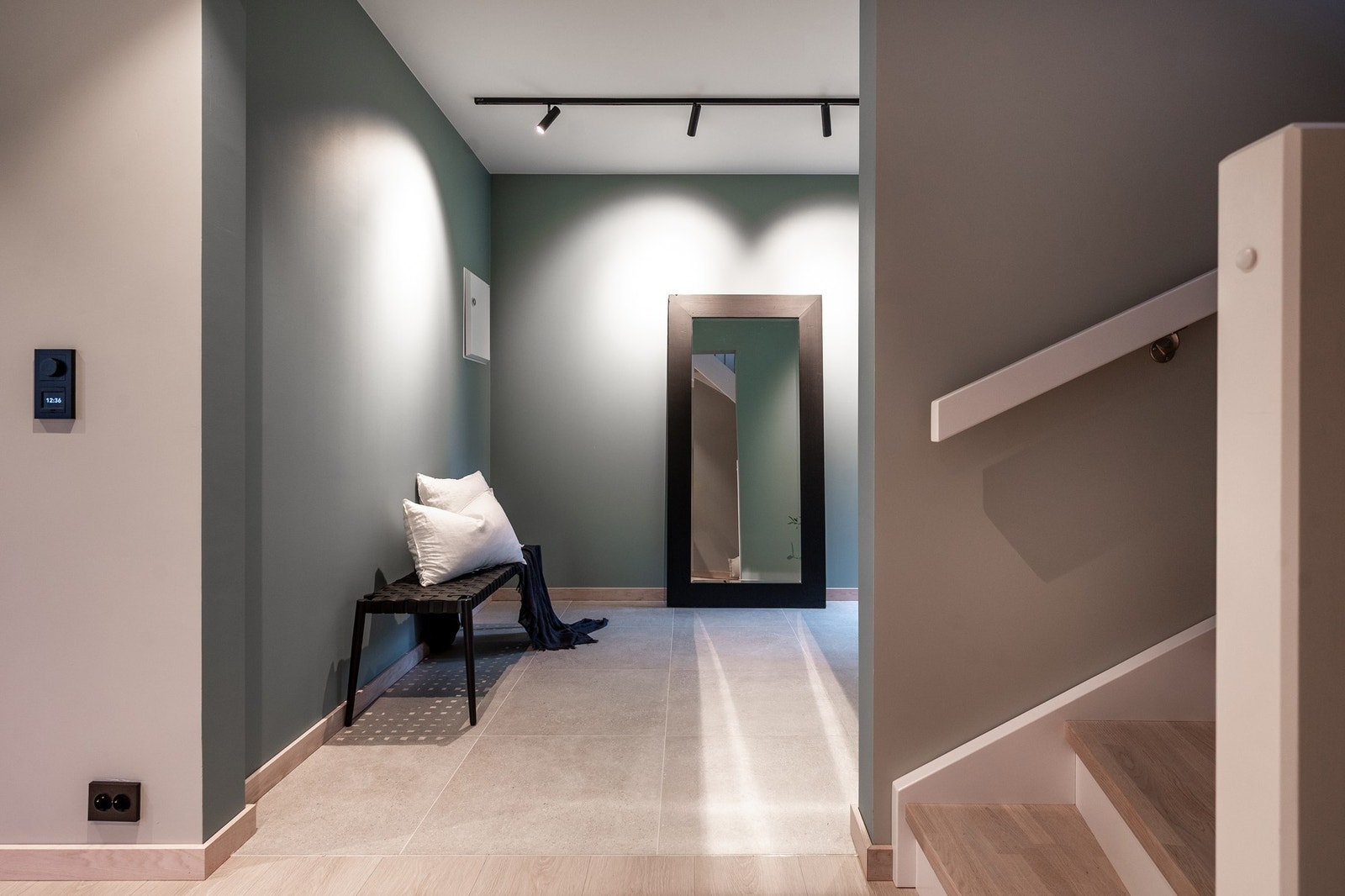 I hallen er det god plass til garderobeskaper for ytterklær. Galleribilde