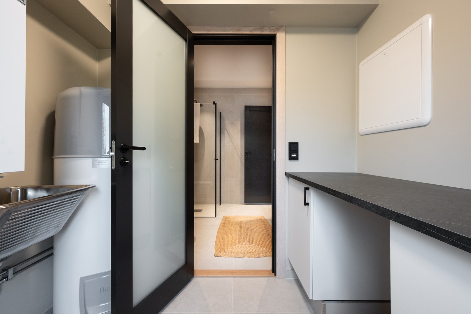 Det er innredet med hvit skapinnredning og sort benkeplate, utslagsvask, opplegg for vaskemaskin. Galleribilde