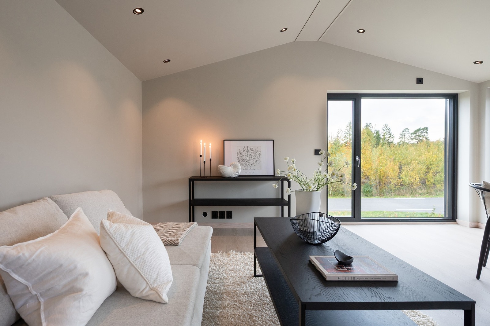 Stuen er et sosialt rom med plass til både sofagruppe og spisestue. Galleribilde