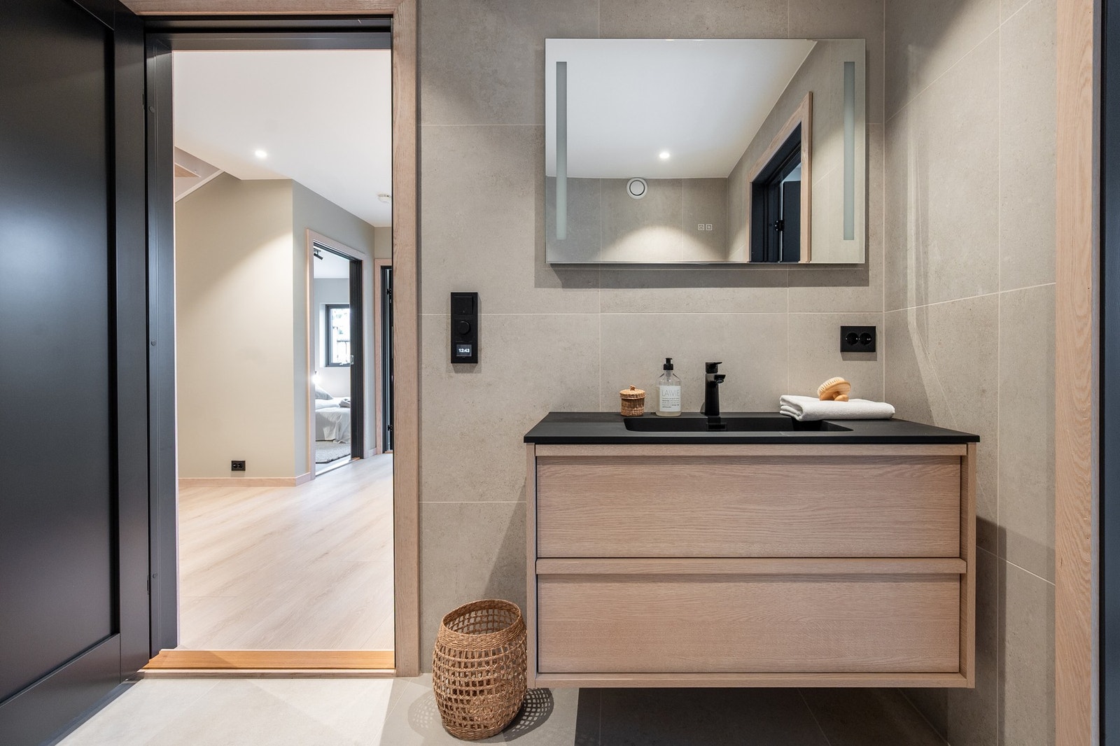 Det er valgt et tidløst interiør med stilige sorte detaljer på badet. Galleribilde