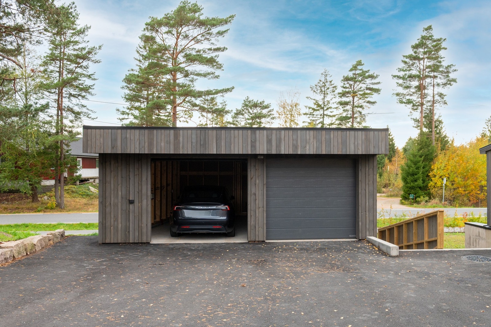 Boligen disponerer halve garasjen med egen ledport. Galleribilde