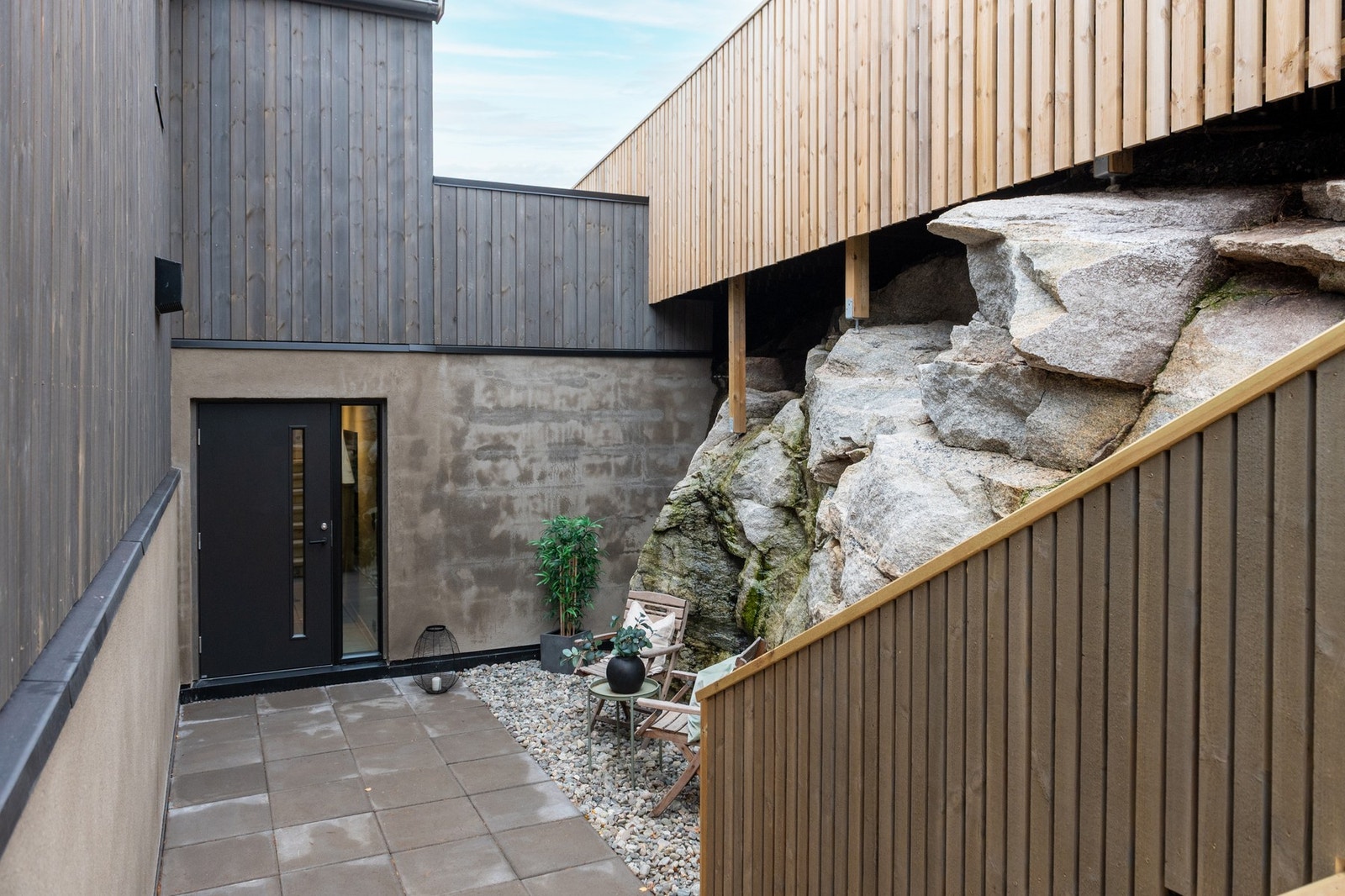 Boligen er en del av en vertikal tomannsbolig, men oppleves svært selvstendig med egen inngang og usjenerte uteplasser. Galleribilde