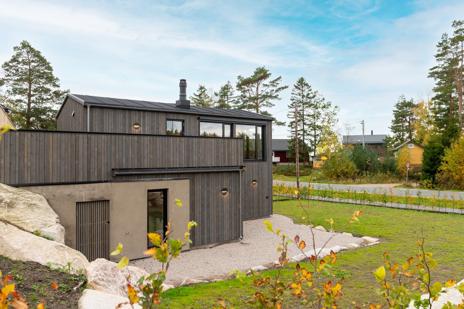 Huset er tegnet av arkitekt Studio Larsen Architecture ved Jonas Larsen som har en moderne strek. Galleribilde