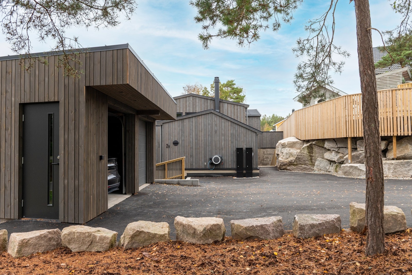 Huset er kledd med kledning fra Moelven Værbitt i farge Herja, kategorisert til holdbarhetsklasse 1. Galleribilde