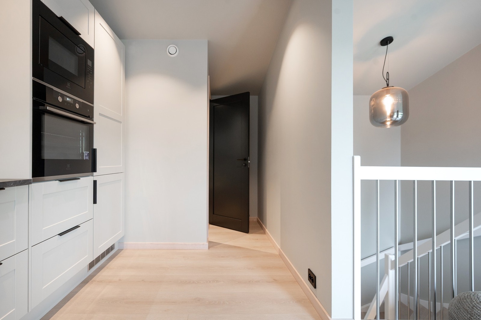 Gjestetoalettet ligger ved kjøkkenet og trappen, gjemt fra stuen. Galleribilde