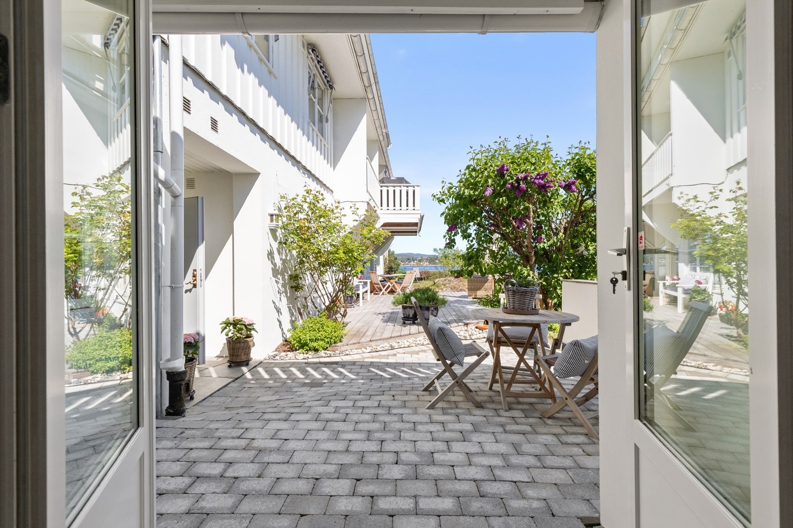 Direkte adkomst til leilighetens inngangsparti og markterrasse. Galleribilde