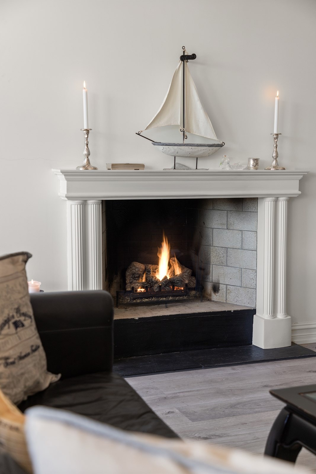 Peis i stue og spisestue er plassert sentralt i rommene og gir godt med varme og hygge på de kaldeste dagene. Galleribilde