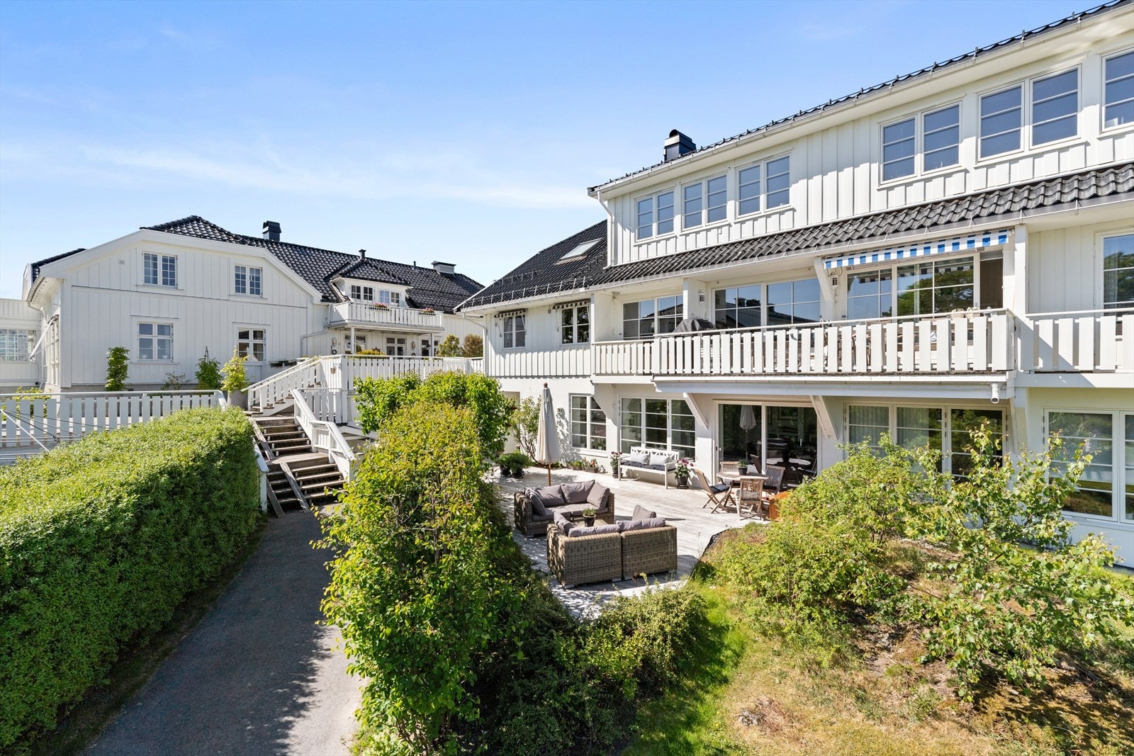 Pent opparbeidet blomsterbed og frodige hekker som sørger for naturlig skjerming. Galleribilde