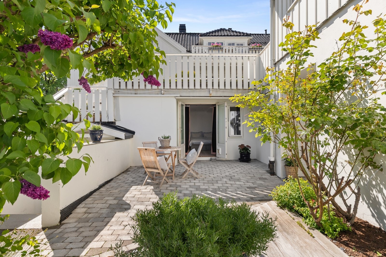 Innbydende inngangsparti med direkte adkomst til markterrasse. Galleribilde