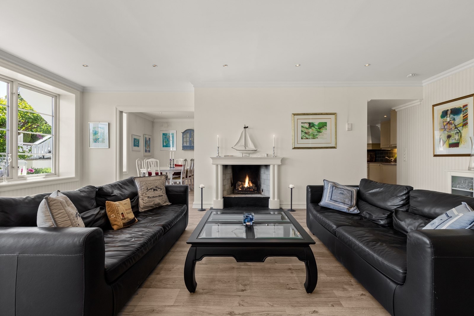 Rikelig med naturlig lysinnslipp og god romfølelse. Galleribilde