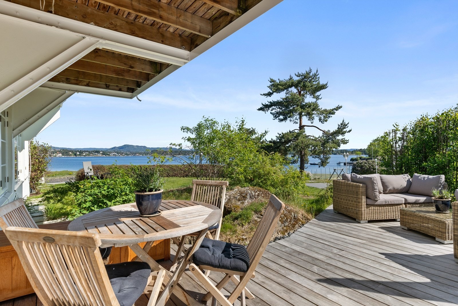 Med sin gode størrelse lar terrassen seg enkelt møblere med flere sittegrupper, solsenger og grill. Galleribilde