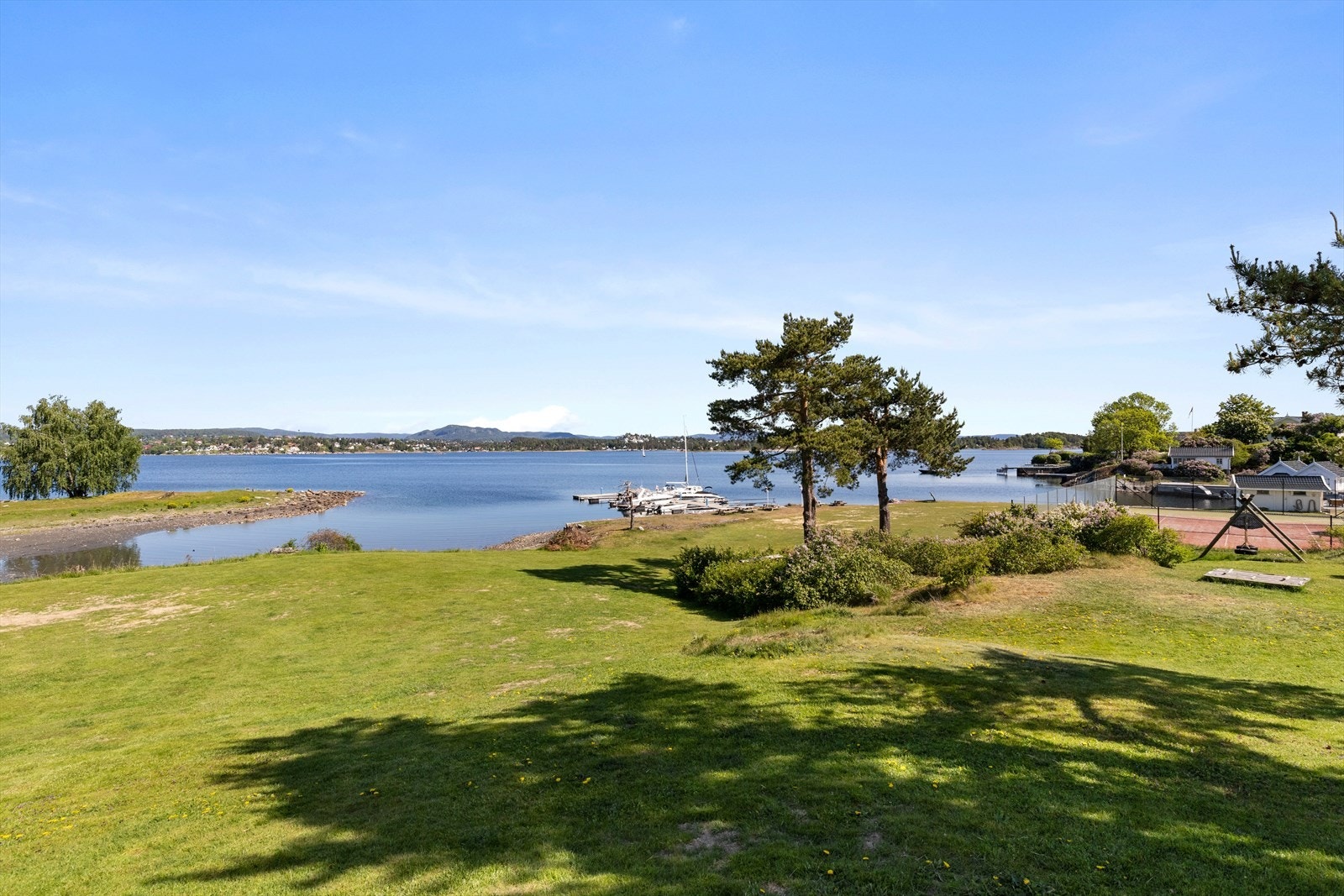 Sørlandsidyll i fredelige og naturskjønne omgivelser med kun en 50 meter spasertur ned til fjorden fra leiligheten. Galleribilde