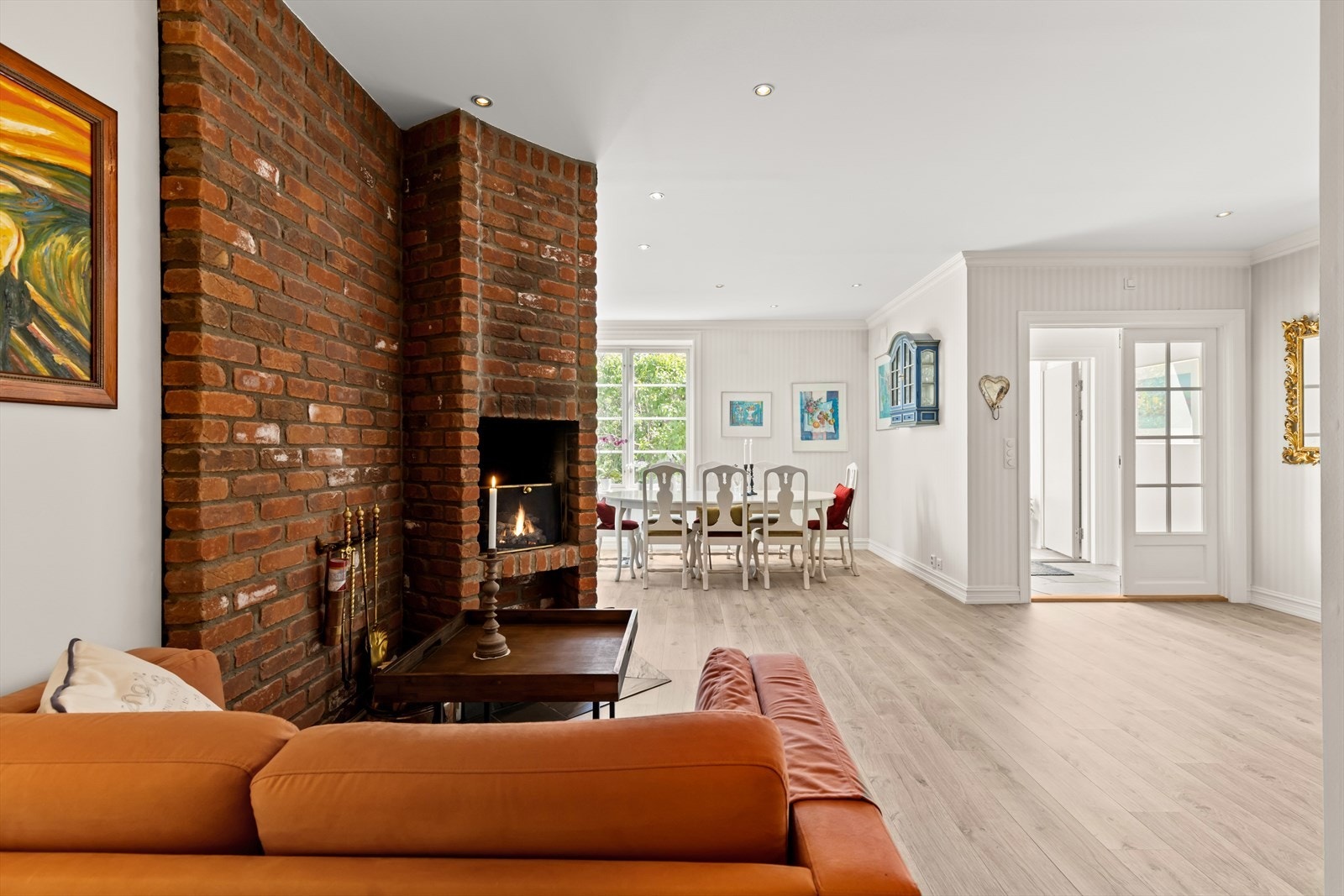 Rommene har downlights i himling samt tapetserte vegger og hvitmalte himlinger som understreker den lette atmosfæren. Galleribilde