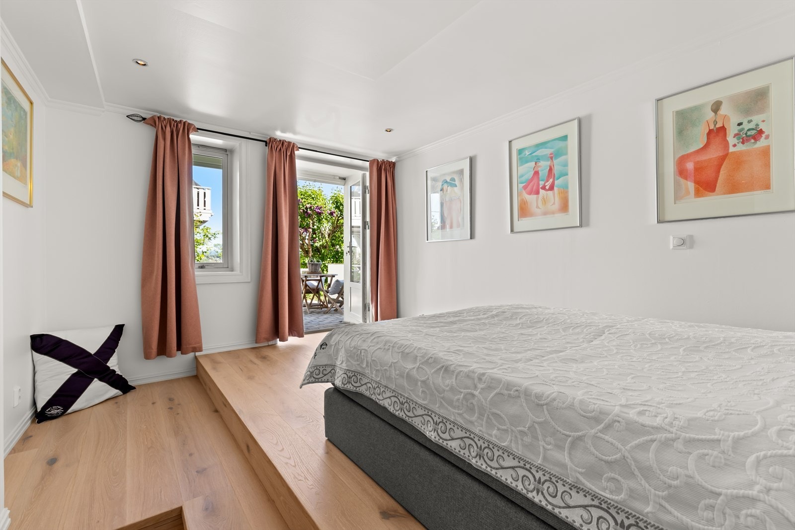 Svalt og innbydende hovedsoverom med store vindusflater. Galleribilde