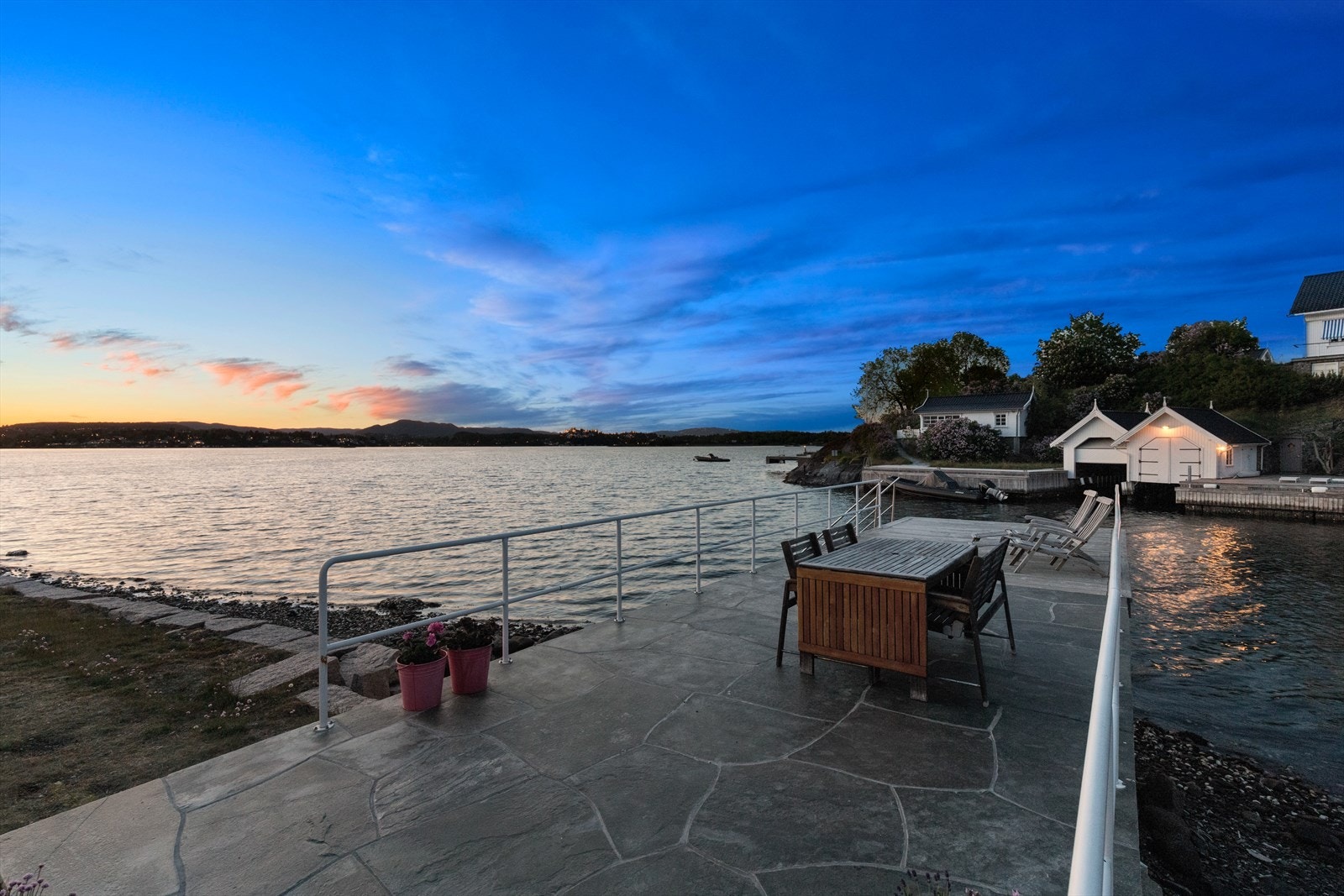 Gode bademuligheter på sameiets egne brygger. Galleribilde