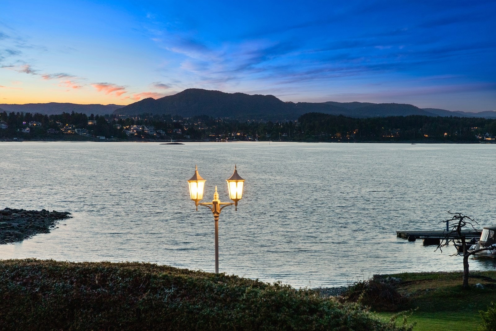 Her bor du skjermet med god oversikt over båtlivet på fjorden. Galleribilde
