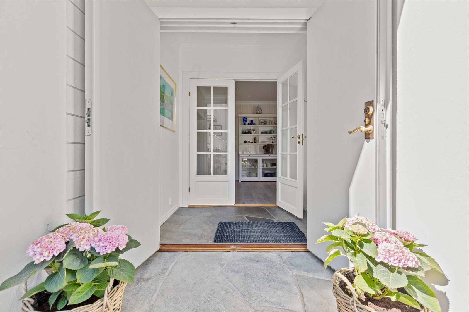 Profilert dobbelfløyet entrédør tar deg inn til en åpen hall. Galleribilde