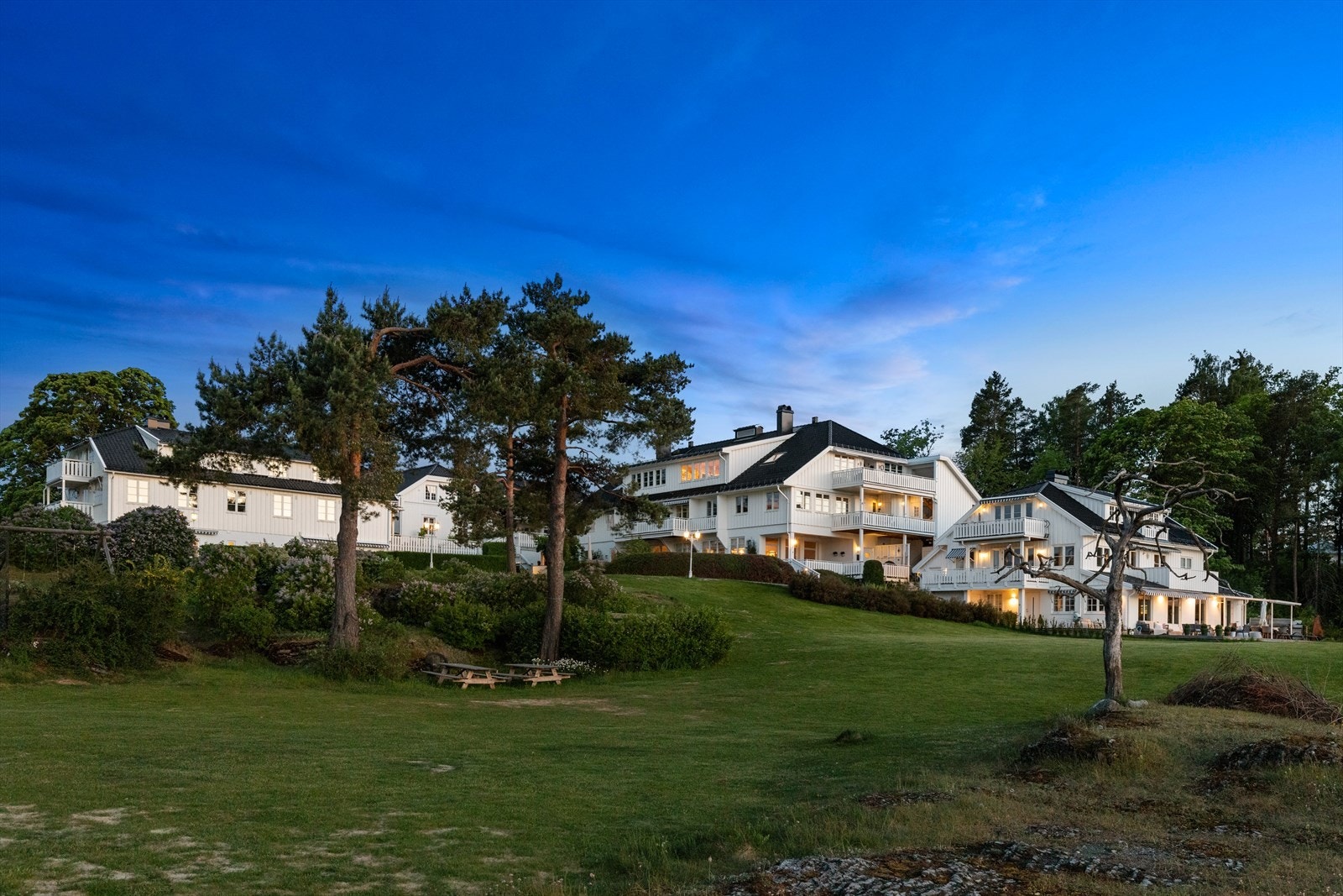 Eksklusivt bosamfunn med nærhet til flere offentlige badeplasser og lekeplass med sandvolleyball og tuftepark. Galleribilde