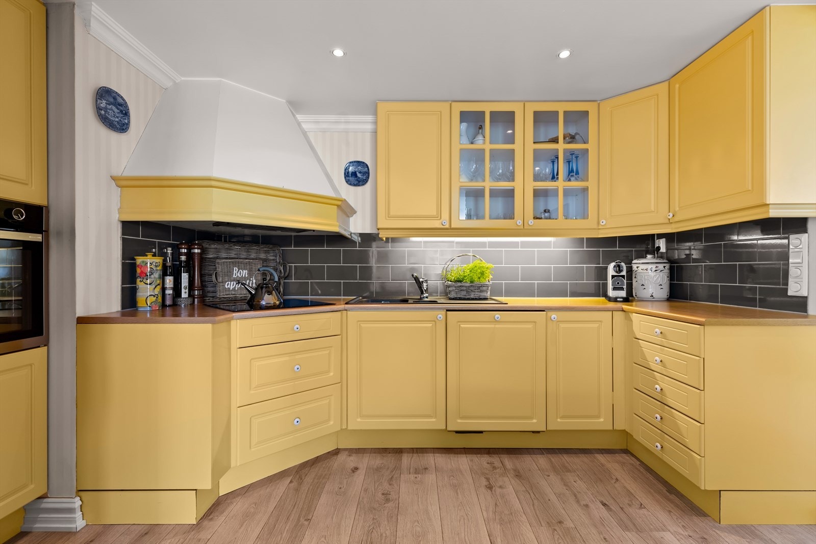 Kjøkkeninnredning med profilerte fronter og benkeplater av laminat med nedfelt oppvaskkum. Galleribilde