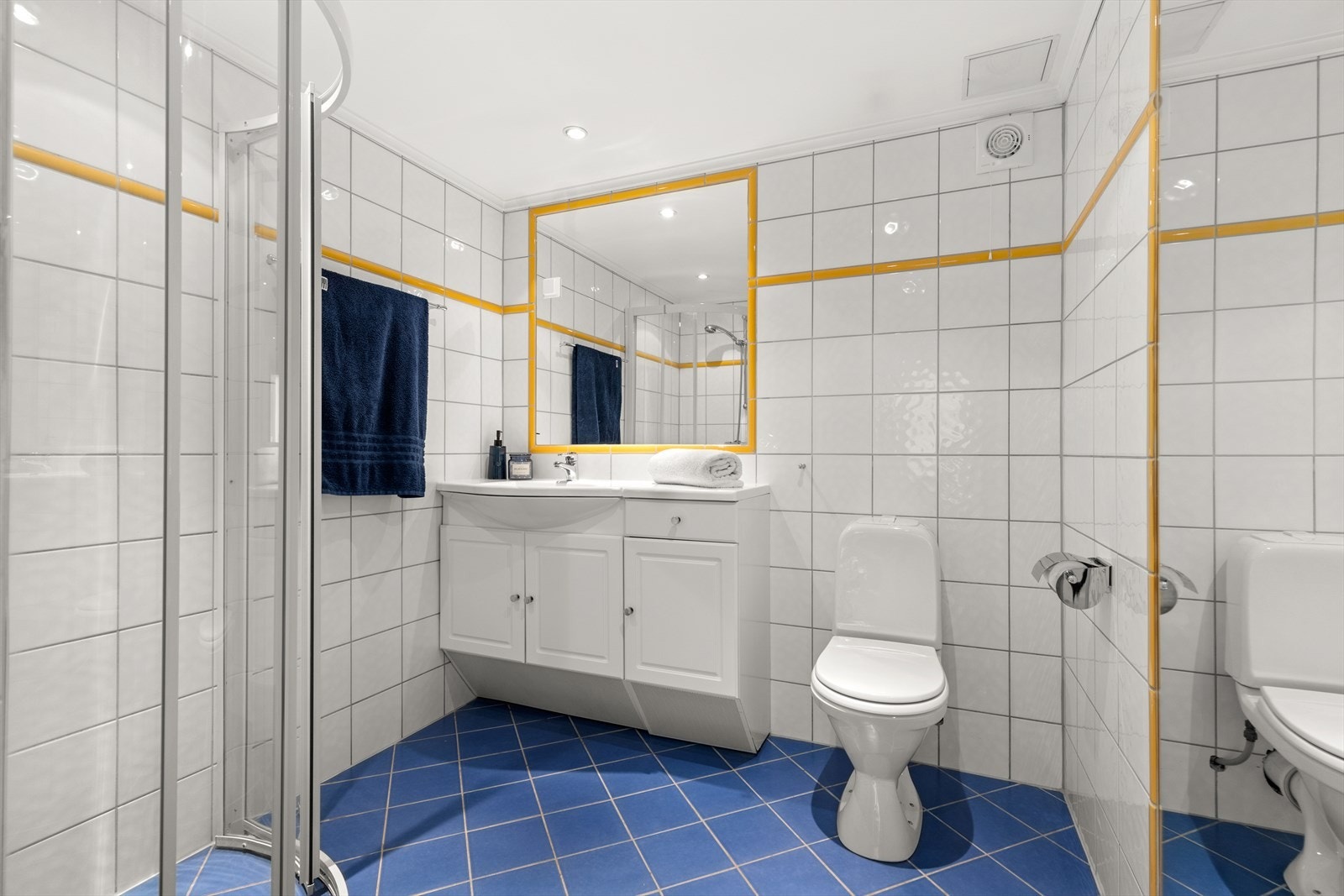 Leilighetens 2. bad er fra 1997 og er helfliset med gulvvarme og nedsenket himling med downlights. Galleribilde